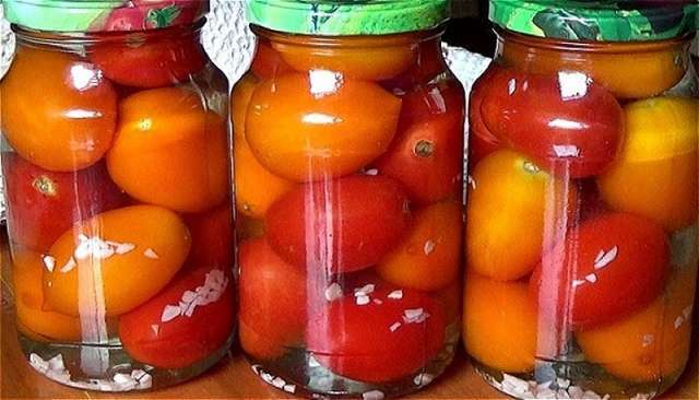 Маринованные помидоры на зиму в банках с чесноком — простой рецепт