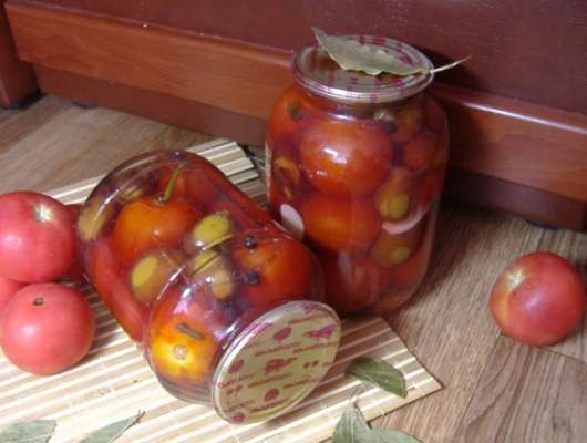 Маринованные помидоры со сливами