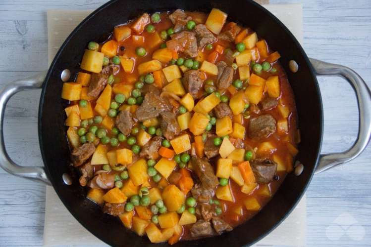 Овощное рагу с бараниной и зеленым горошком