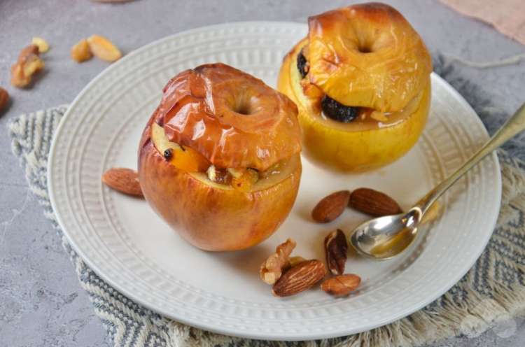 Запеченные яблоки с сухофруктами