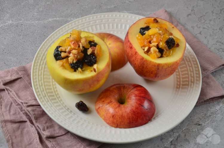 Запеченные яблоки с сухофруктами