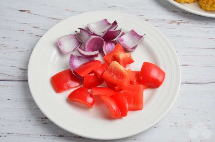 Кукуруза с овощами на гриле