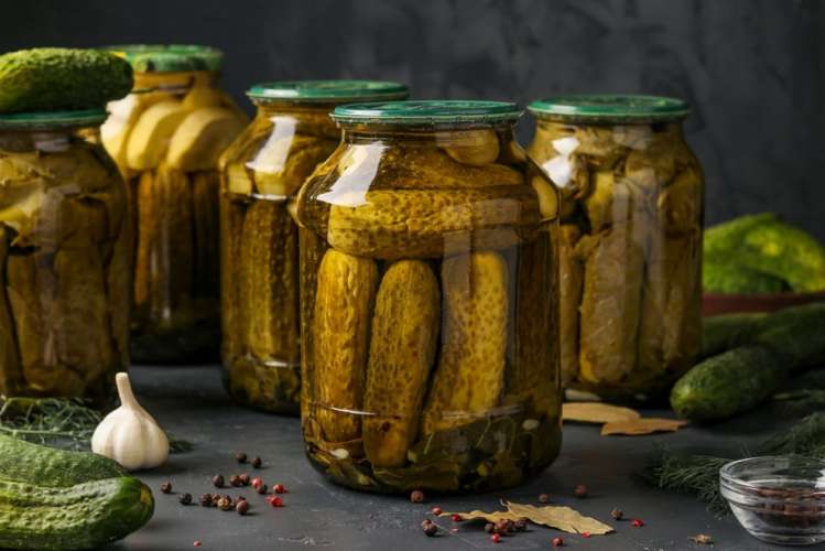 Маринованные огурцы с сельдереем на зиму