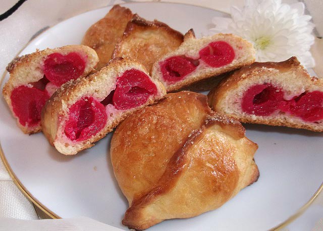 Пирожки с вишнями