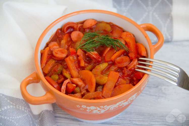 Овощное рагу с сосисками в горшочках