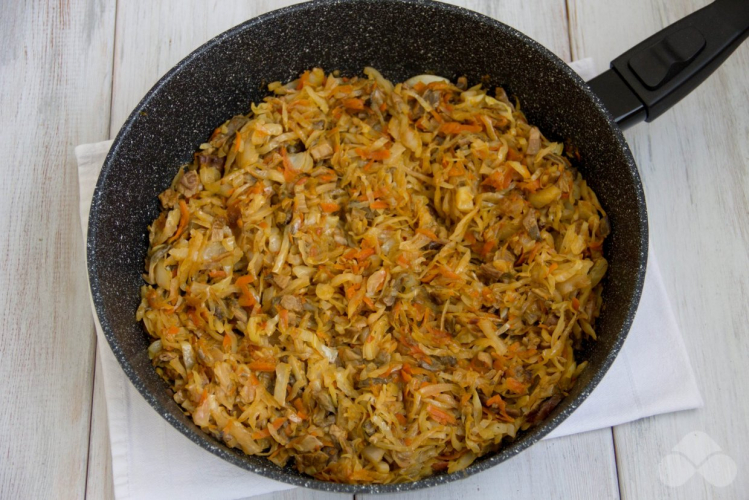 Тушеная капуста с сушеными грибами