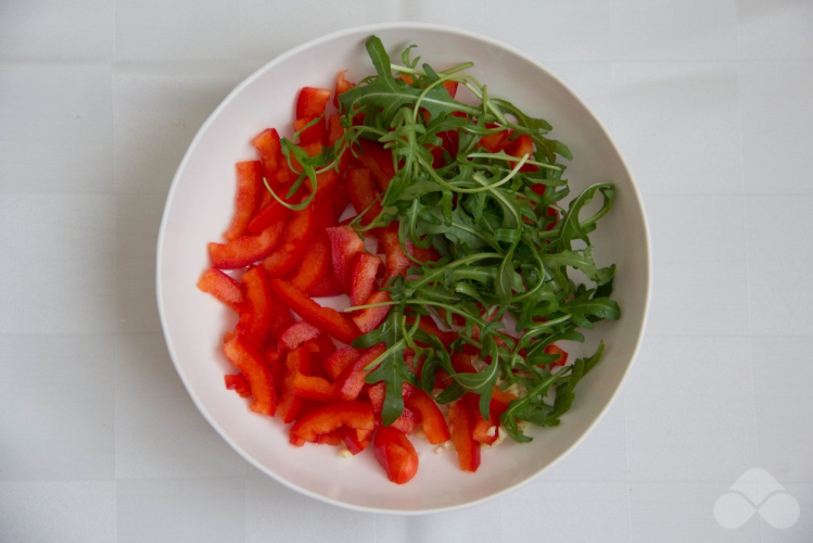 Салат из маринованного перца с рукколой