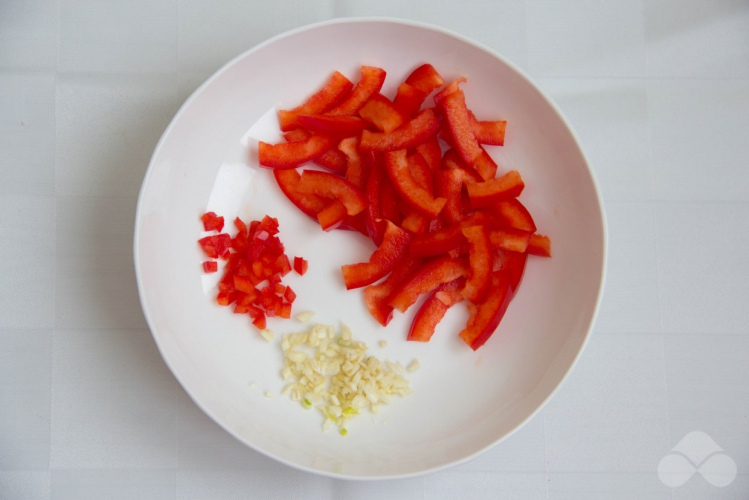 Салат из маринованного перца с рукколой